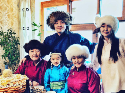 Найруулагч Б.Тамир болон түүний ихэр Б.Сүндэръяагийн төрсөн өдөр тохиож байна - ИХРҮҮДЭД НЭР ӨГСӨН ТҮҮХ