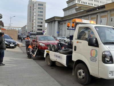 Тээврийн хэрэгслийн дугаарыг 2-3 удаа чанга яригчаар зарлаад, 30-40 секундийн дотор ачдаг