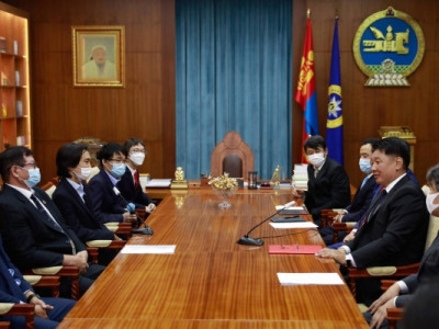 Хүч чадлыг хүндлэх үү, оюун ухааныг онцлох уу?