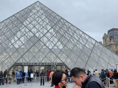 Н.Учрал гишүүн эхнэртээ зориулж бичсэн шүлгээ дуу болгохыг хүсэв