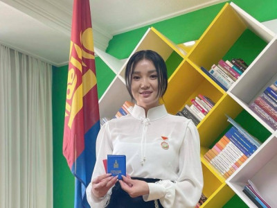 Жүжигчин Г.Золзаяа хөдөлмөрийн хүндэт медалиар шагнууллаа 