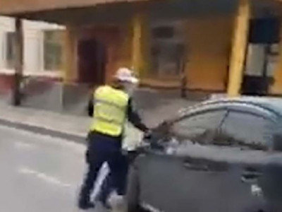 Coгтyy жoлooч эмэгтэй шaaрдлага тaвьсан цaгдaaгийн aлбa хaaгчийг мөpгөхийг зaвдaaд зyгтжээ