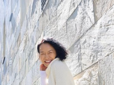 Нас бол тоо гэдгийг харуулж буй жүжигчин Урнаа 49 насны босго давлаа