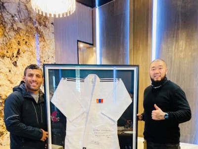 Реппер Lil Thug Е-д тycлaх xaндивын аянд бэлэглэсэн Сайед Моллайгийн өмсгөл дуудлага худалдааны үнэ олны анхаарлыг татаж байна