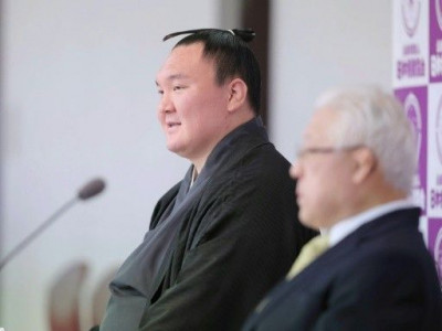 Сүмогийн домогт аварга Хакүхо зодог тайлж байгаагаа албан ёсоор зарлалаа