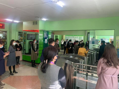 Нийслэлийн 84 дүгээр сургуулийн захирлыг чөлөөлж, үүрэг гүйцэтгэгчийг сонгон шалгаруулалтгүй томилсон гэж багш, ажилчид нь эсэргүүцэв