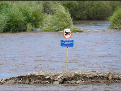 Загасчилж явсан иргэд автомашинтайгаа усанд сууж хоёр нь голд осолджээ