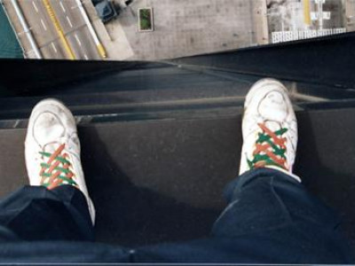 Барилгын дээврээс унах гэж байсан согтуу эрийг охиных нь хамт эсэн мэнд буулгажээ