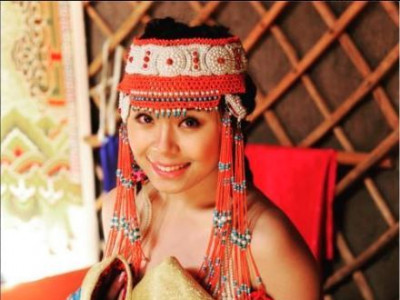 Жүжигчин Х.Баярмаагийн РLАYBОҮ сэтгүүлийг чимж байсан зураг