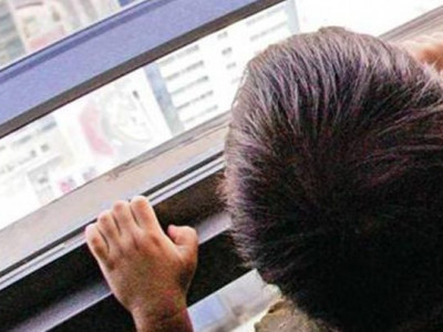 Есөн давхрын тагтнаас унах гэж байсан дөрвөн настай хүүг аварчээ