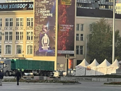 Тээврийн машинтайгаа эсэргүүцлээ илэрхийлж Сүхбаатарын талбай руу оржээ