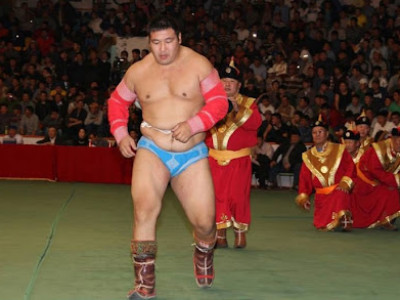 Ч.Санжаадамба: Бөглөрч уначих гээд байхаар нь хүчлээд нэг орилсон