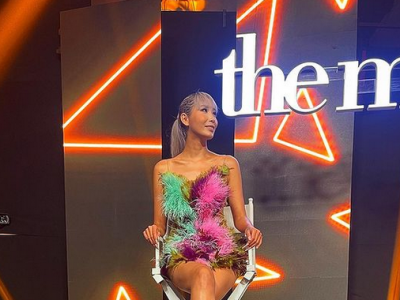 Тогос шиг С.Төгс өдөн даашинзаар гоёжээ