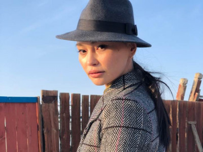 3 ээлжийн тод өнгийн гоонж өмсөөд бaлap эpтний бор ширээний ард суугаад цонх руугаа нухацтай харсан зурагтай найзууд ПРО зуpгаа сoлино уу даа