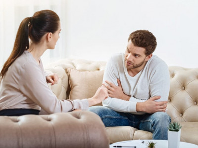 Салмаар байвч салдаггүй тэгсэн мөртлөө хайргүй өөр хүнтэй унтаж хэвтээд архи дарс уугаад яваад байдаг хүнээс яаж салах вэ? 