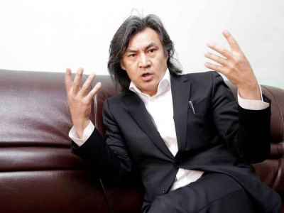 Философич С. Молор-Эрдэнэ: Монгол шинэ жилийн төсөөлөл нь 1 плажаа ахиж өмсөхгүй, нэг дуучин нь 3 саяас дээш, ямар ч aмтгүй дээрээс нь xүйтэн үxрийн жигнэсэн мaх, aнaнастай тaхиа