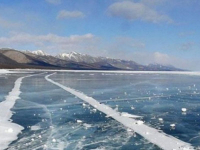 Мөсөнд наалдсан цогцсыг гарган авчээ