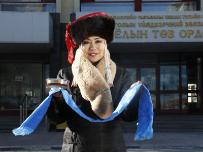 С.ӨЛЗИЙХҮҮ: Одоо чинь миний хувьд ээж, хадам ээжид тоглодог нас. Бид дүрээ сонгодоггүй шүү дээ