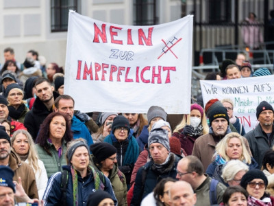 Европын орнууд вакцингүй иргэдээ “хавчиж” эхлэв