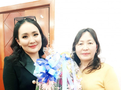 Дуучин Э.Чулуунчимэг ээж, охиноо сувилалд явyyлжээ