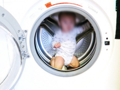 Угаалгын машинд гацсан дөрвөн настай охиныг онцгой байдлын алба хаагчид аварчээ.