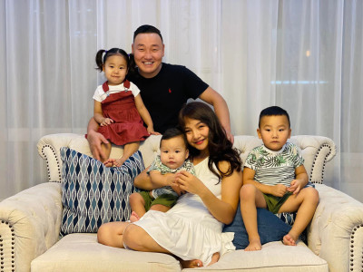 Дуучин Болд хайрт эхнэртээ гэр бүлийн зургаараа төрсөн өдрийн мэнд хүргэв