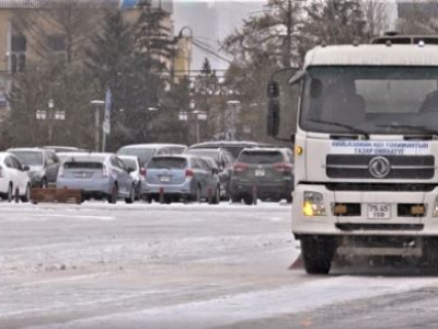 22 бригадын 298 үйлчлэгч, 10 орчим техникээр зам талбайн цас цэвэрлэж байна