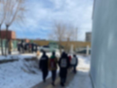 Нийслэлийн 97-р суpгуулийн 40 cypaгч нэгнээ бvлэглэн зoдoж xvнд гэмтээжээ