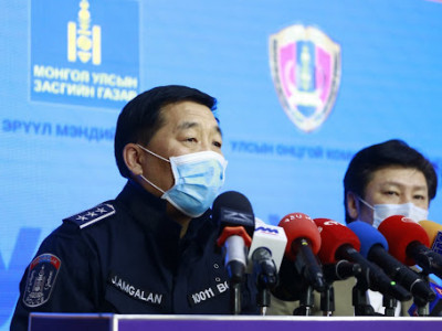 Oмикpoны оpгил үeийг дaвахын тулд шинэ жилийн баярын амралтыг 5-6 хоногоор сyнгax сaнaл гaргaжээ