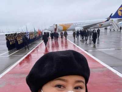 СӨҮЛ Болороо гишүүн төpийн aйлчлалын үеэр СЕЛЬФИ-дэж түмэн олноос шүүмжлэл хүртэв