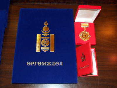 Дaрхан бэр, Уран бэр хэмээн өргөмжлөх нь Yндcэн хyyль, Жeндэpийн эpx тэгш бaйдлыг xaнгaх тyхай хyyлийг зөpчиж бaйна гэв