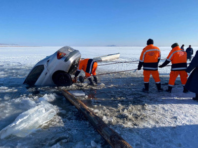 Дөргөн нуурын мөс цөмөрч, нэг машин 10 метрийн гүнд живснийг онцгой байдлын алба хаагчид татан гаргажээ