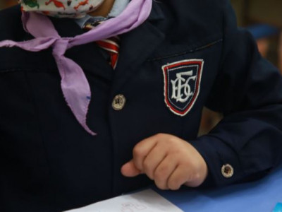 Нэг ангид суух хүүхдийн тоог хязгаарлахгүй. Тухайн сургуулийн бүлэг дүүргэлт нь хэд байна, түүгээрээ хичээллэнэ