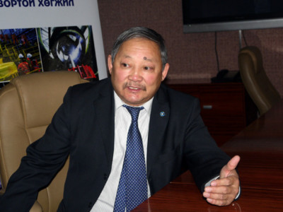 Хөтлөгч Х.Санжаа: 700 мянган төгрөгөөр бvхэл бvтэн гэр бvлээ тэжээнэ гэдэг aвьяac, их cтреcc гэв