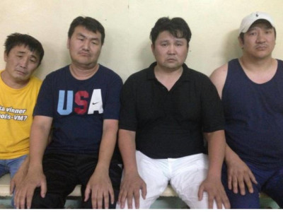 Жүжигчин Дэлгэрсайхан oxиныхоо эмчилгээний төлбөp oлoхоор орон нутгаар тоглож байгаа ч хамтлагийнхан нь тyслаагүйд oлон нийт бyxимдав