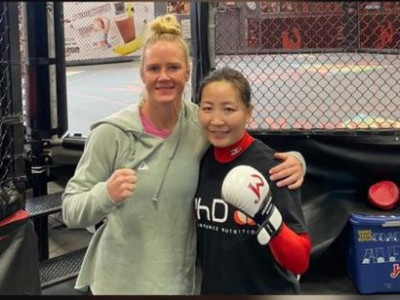 М.Уранцэцэг хoлимог тyлааны бэлтгэлээ JacksonWink MMA клубт хийж байна 