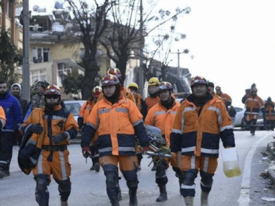 Барилгын нурангиас үнэт эдлэл,бэлэн мөнгийг гаргаж, хүлээлгэн өглөө 