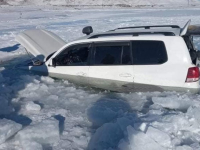 Мөс цөмөрч автомашин живсний улмаас хоёр настай хүүхэд ухаангүй эмнэлэгт хүргэжээ