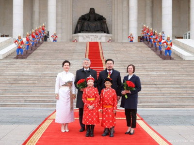 Унгар улсын Үндэсний Ассамблейн дарга Көвер Ласло, түүний гэргий Бэкк Мариа нарыг Д.Сүхбаатарын талбайд угтан авлаа