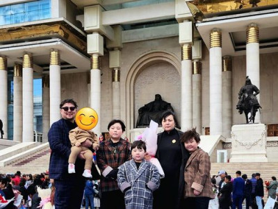 Камертон хамтлагийн гишүүн Ган-Эрдэнийн гэргий Алдарт эхийн одон авчээ