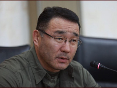 Үе үеийн Байгаль орчны сайд нар Зайсан, Яармаг орчимд түр отоглох гэсэн хуулийн томьёоллоор газар олгодог байсан