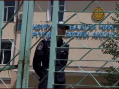 Ц.Хулан нарт холбогдох хэргийн эрүүгийн хариуцлагын шүүх хурал түр завсарлаж, шүүх бүрэлдэхүүн зөвлөлдөж байна