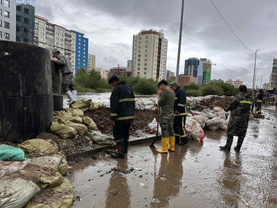 Дамдинсүрэнгийн гудамжны замд цууралт үүссэн тул Натурын гүүрний урд талын барилгын ажлыг зогсоосон 