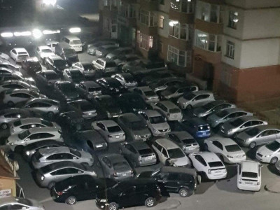 Байрны гадна автомашины зогсоолоос болж маргалдан бусдыг гэмтээжээ