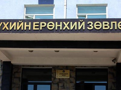 Засаглалуудын зодоон: ШЕЗ ерөнхий сайдыг “шүүв”