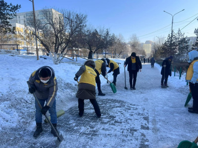 ФОТО: Имартын хамт олон эмнэлгийн орчинд цас, мөстэй явган хүний замыг цэвэрлэжээ