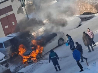 Өнгөрсөн шөнө хогийн цэг шатаж хоёр иргэний автомашин шатжээ