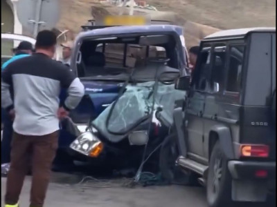 Бага тэнгэрийн аманд Kia Bongo-3, Mercedes Benz G500 загварын машин мөргөлдөж, таван хүн гэмтжээ