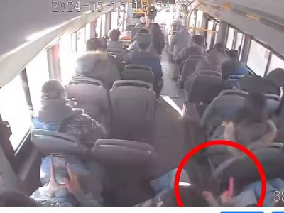 Сурагчид нийтийн тээврээр зорчихдоо сандлын бүрээс зүсэж, 1.5 сая төгрөгийн эд хөрөнгө сүйдэлжээ