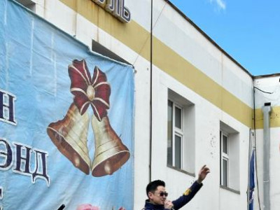 Дуучин Хүрэлээ мөрөөдлийнхөө зүгт дүүлэн нисэх гэж буй дүү нарынхаа баяр дээр бэлэг барьсаар явна